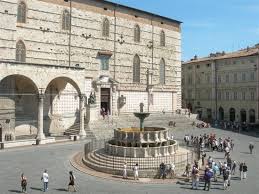 piazza-con-turisti